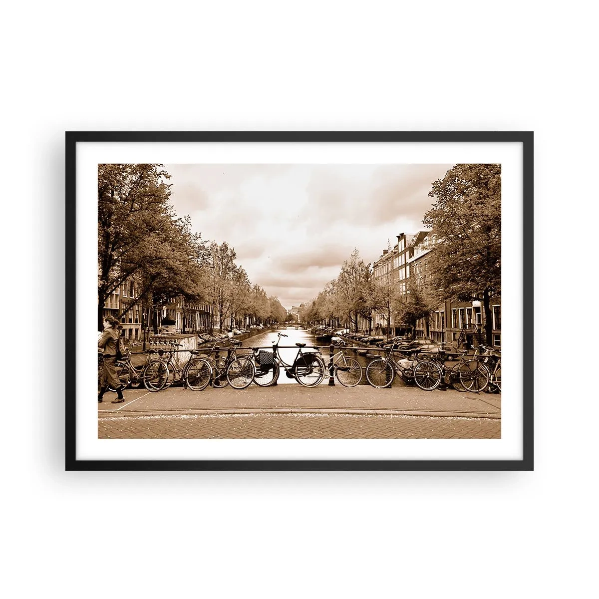 Poster in einem schwarzem Rahmen - Fahrradbrücke über den Kanal in Sepia - 70x50cm - Niederländische Atmosphäre - Moderne Wanddekoration für Wohnzimmer und Schlafzimmer ARTTOR