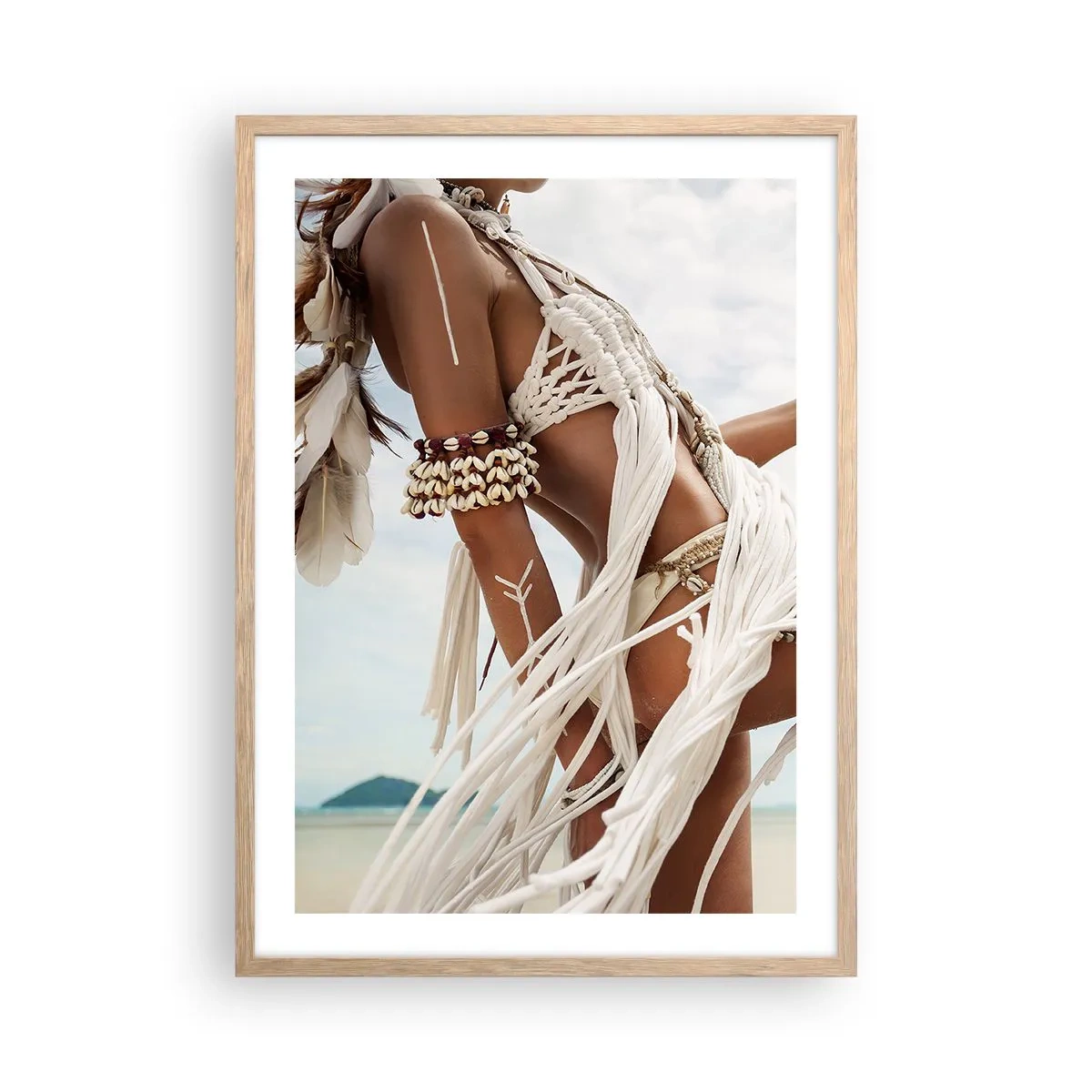 Poster in einem Rahmen aus heller Eiche - Eine Priesterin der Sonne - 50x70 cm