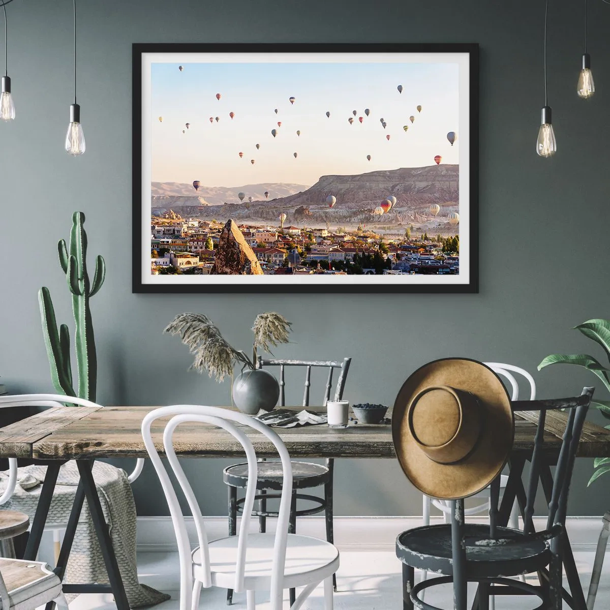 Poster in einem schwarzem Rahmen - Kappadokien mit Ballons vor der Kulisse malerischer Hügel - 70x50cm - Wie Schiffe am Himmel - Moderne Wanddekoration für Wohnzimmer und Schlafzimmer ARTTOR