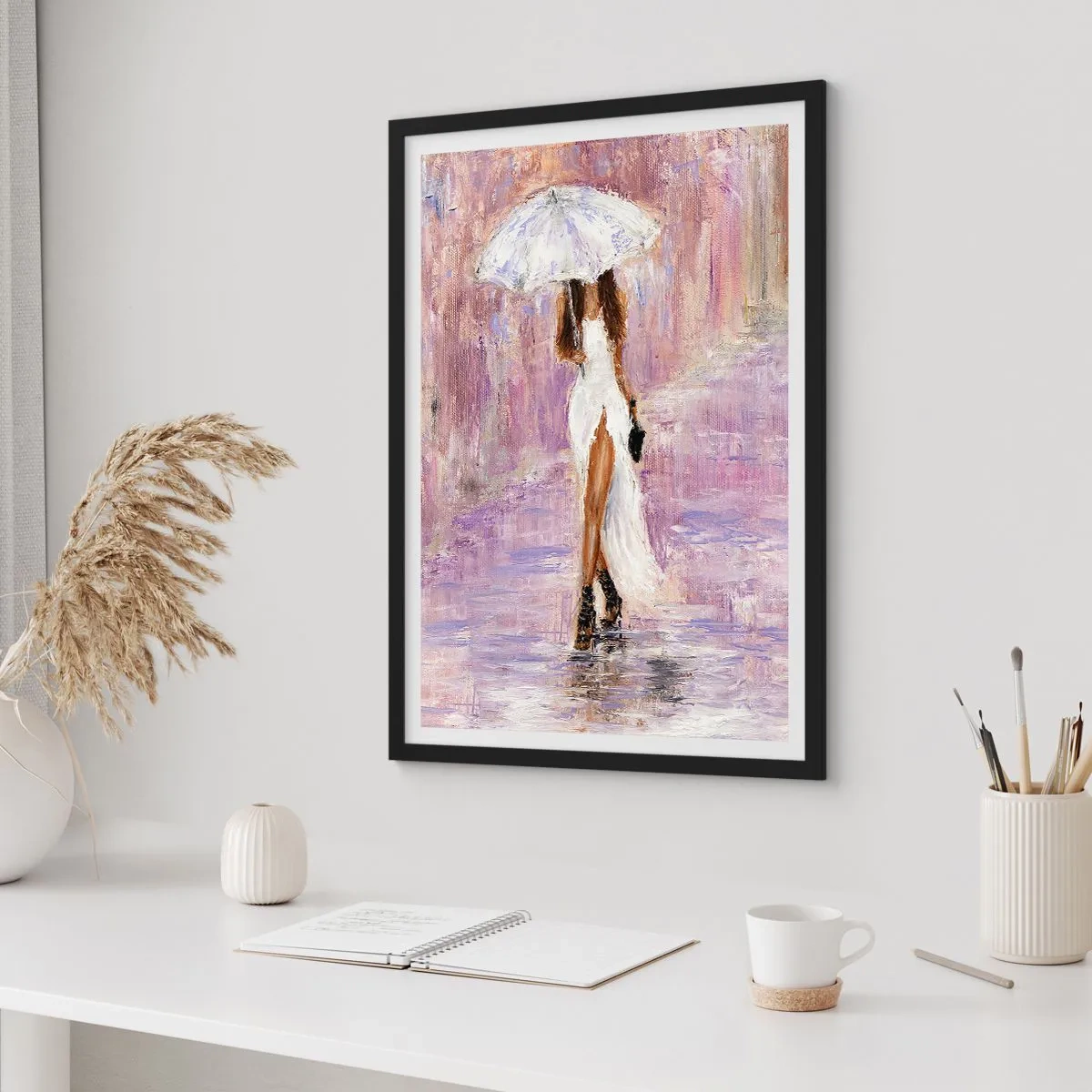 Poster in einem schwarzem Rahmen - Frau mit Regenschirm im Regen - 50x70cm - Im lila Regen - Moderne Wanddekoration für Wohnzimmer und Schlafzimmer ARTTOR