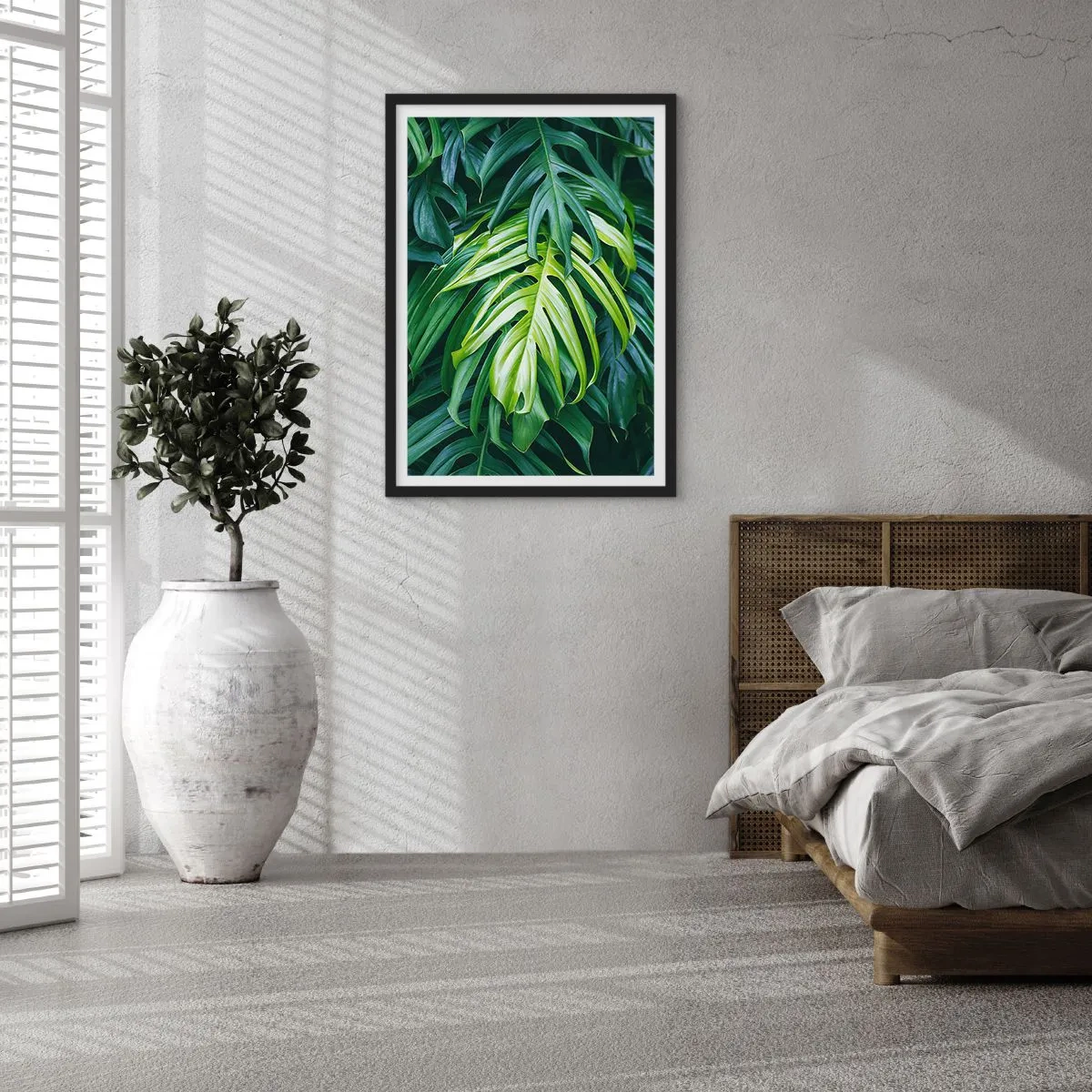 Poster in einem schwarzem Rahmen - Nahaufnahme der grünen Monstera-Blätter - 50x70cm - Tauchen Sie ein in die Frische - Moderne Wanddekoration für Wohnzimmer und Schlafzimmer ARTTOR
