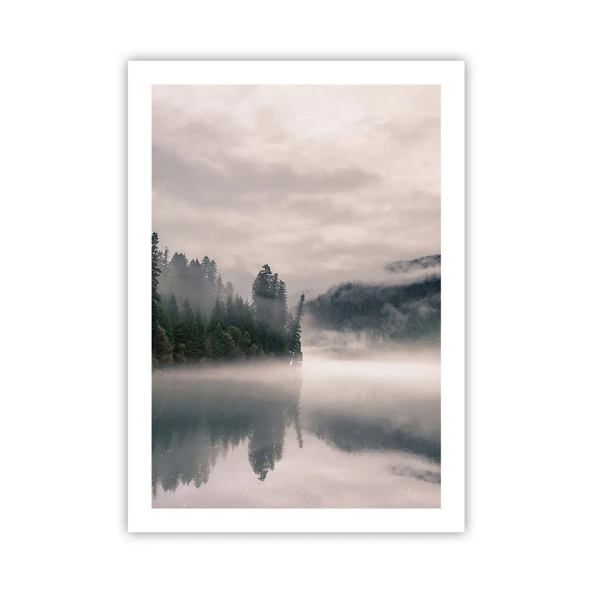 Poster - Ein nebliger Wald spiegelt sich in der ruhigen Oberfläche des Sees - 50x70cm - In Reflexion, im Nebel - Moderne Wanddekoration für Wohnzimmer und Schlafzimmer ARTTOR