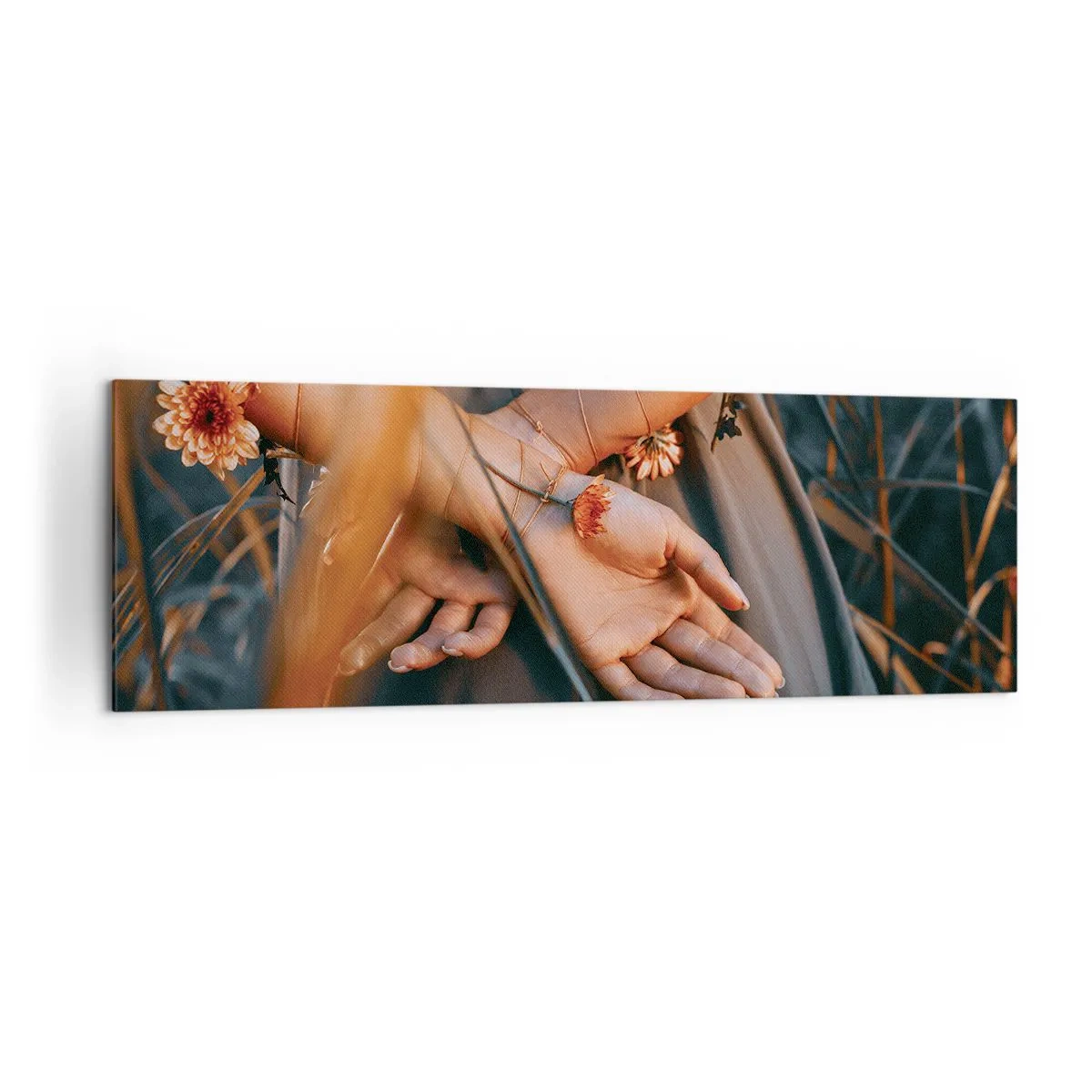 Bild auf Leinwand - Leinwandbild - Sinnliche Hände mit Blumen in einer natürlichen Umgebung - 160x50cm - Verbunden mit der Natur - Moderne Wanddekoration für Wohnzimmer und Schlafzimmer ARTTOR