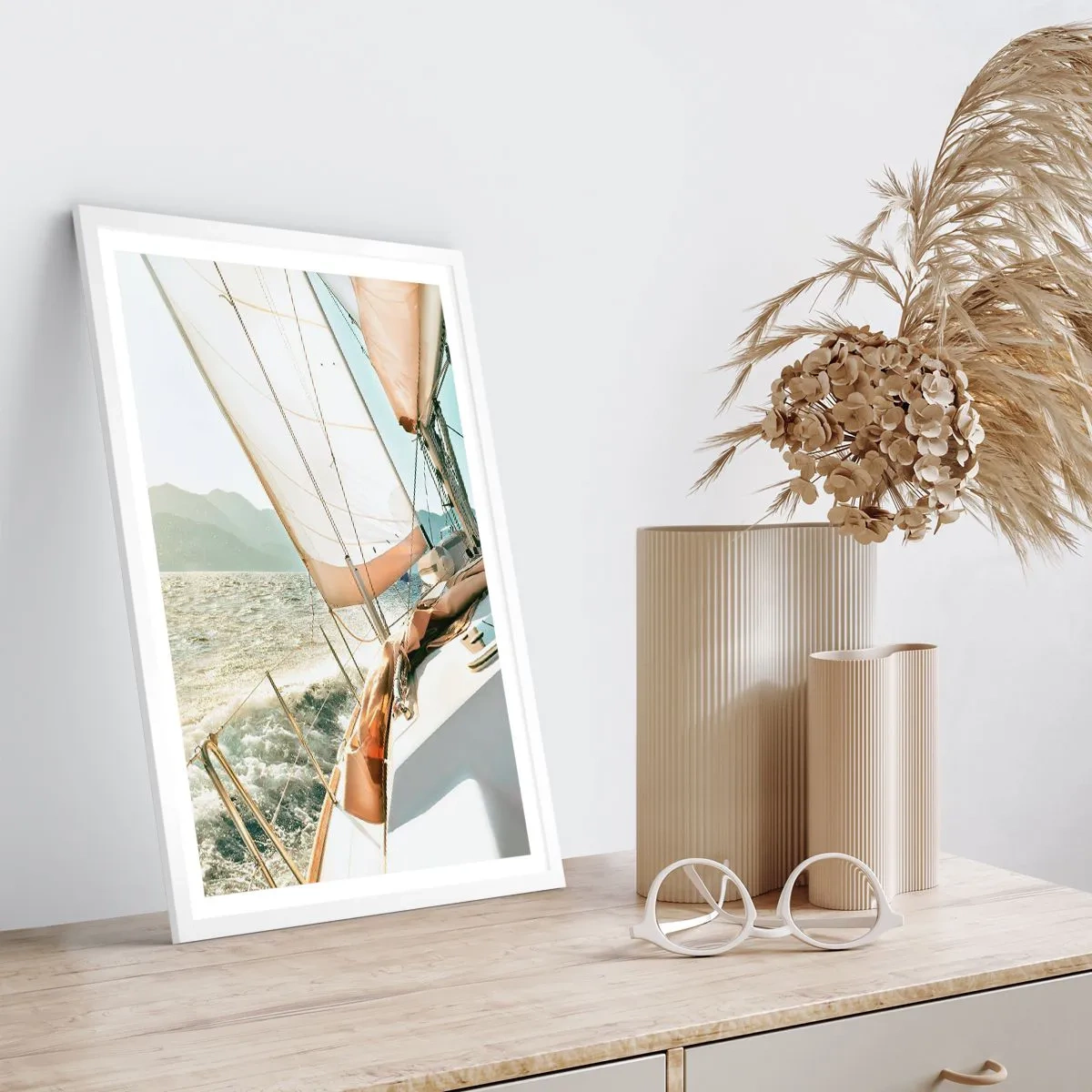 Poster in einem weißen Rahmen - Unter vollen Segeln - 61x91 cm