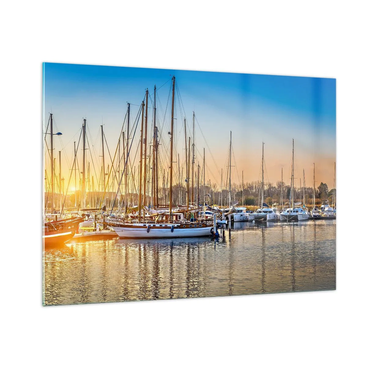 Glasbild - Bild auf glas - Ein Yachthafen voller Segelboote im Licht der untergehenden Sonne - 100x70cm - Der Wind muss auch schlafen - Moderne Wanddekoration für Wohnzimmer und Schlafzimmer ARTTOR