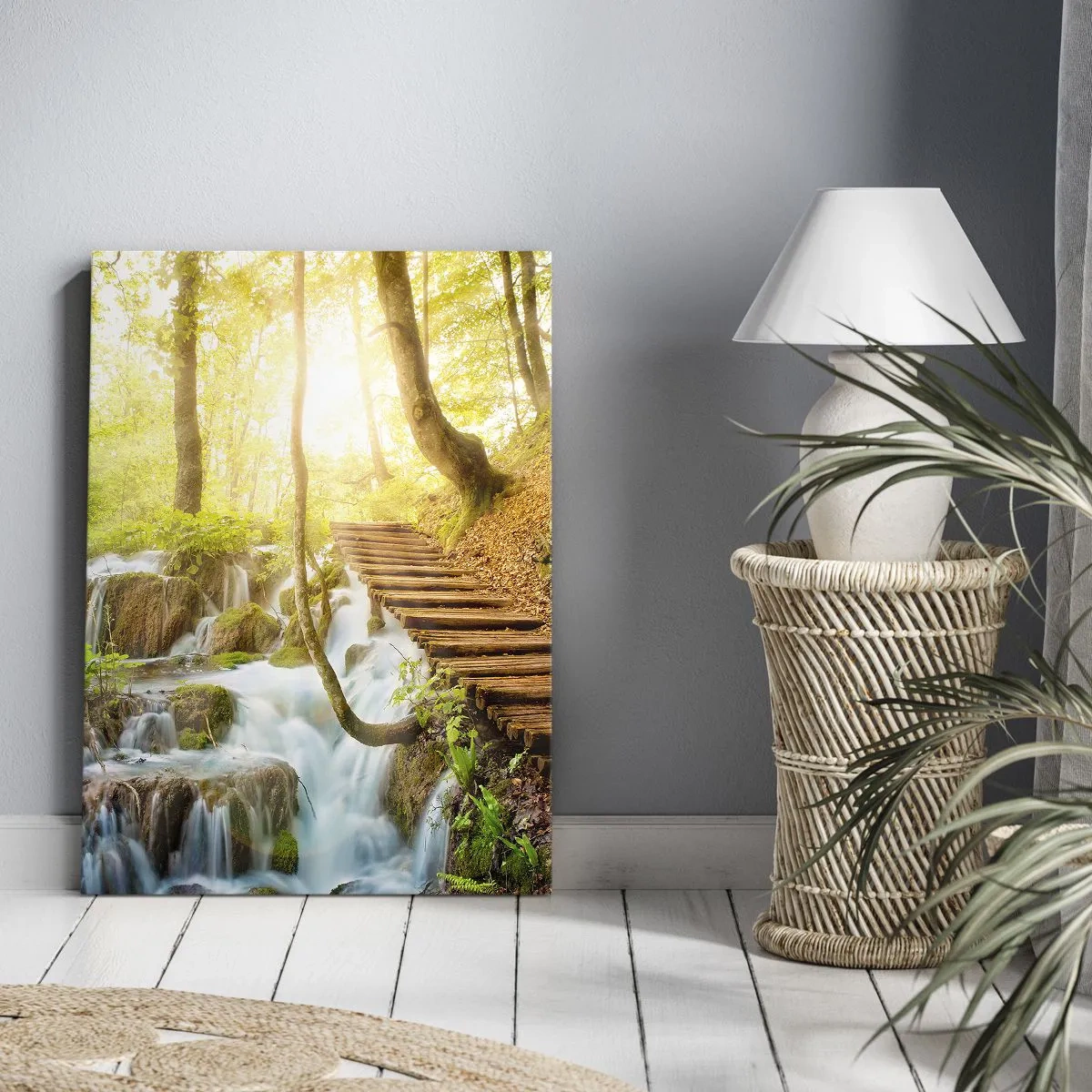 Bild auf Leinwand - Leinwandbild - Waldweg mit Holztreppe am Wasserfall - 50x70cm - Eine ersehnte Kühle - Moderne Wanddekoration für Wohnzimmer und Schlafzimmer ARTTOR