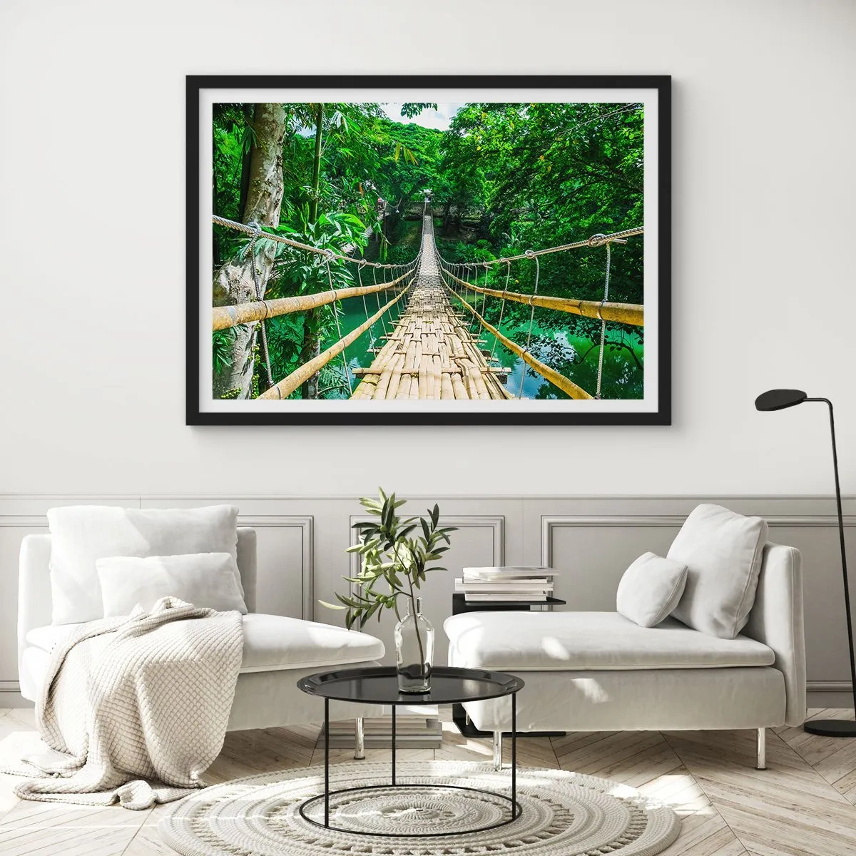 Poster in einem schwarzem Rahmen - Eine hängende Bambusbrücke, umgeben von Grün - 100x70cm - Monkey Bridge über das Grün - Moderne Wanddekoration für Wohnzimmer und Schlafzimmer ARTTOR