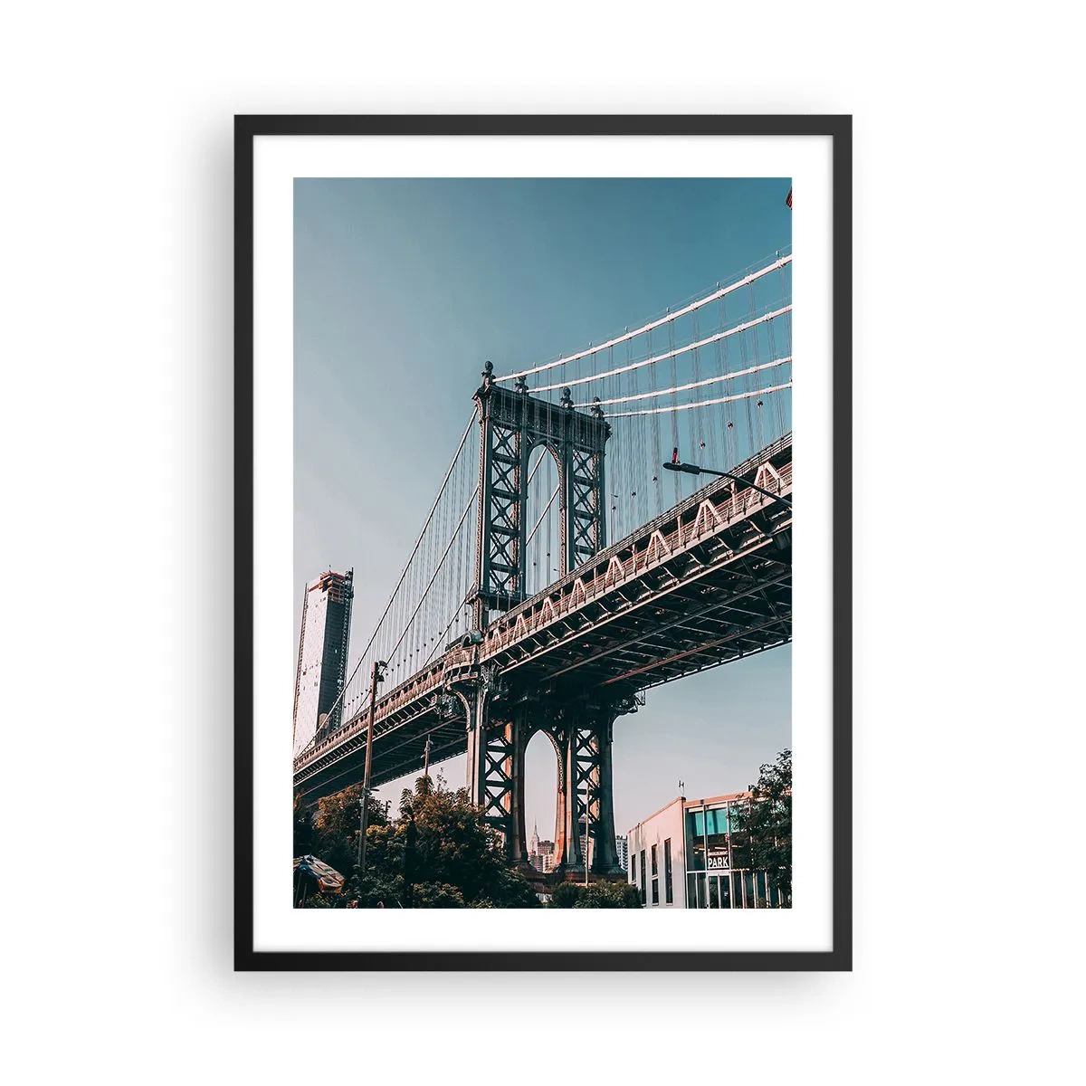 Poster in einem schwarzem Rahmen - Eine Hängebrücke in einer modernen Stadt vor blauem Himmel - 50x70cm - Über den Wellen der Stadt - Moderne Wanddekoration für Wohnzimmer und Schlafzimmer ARTTOR