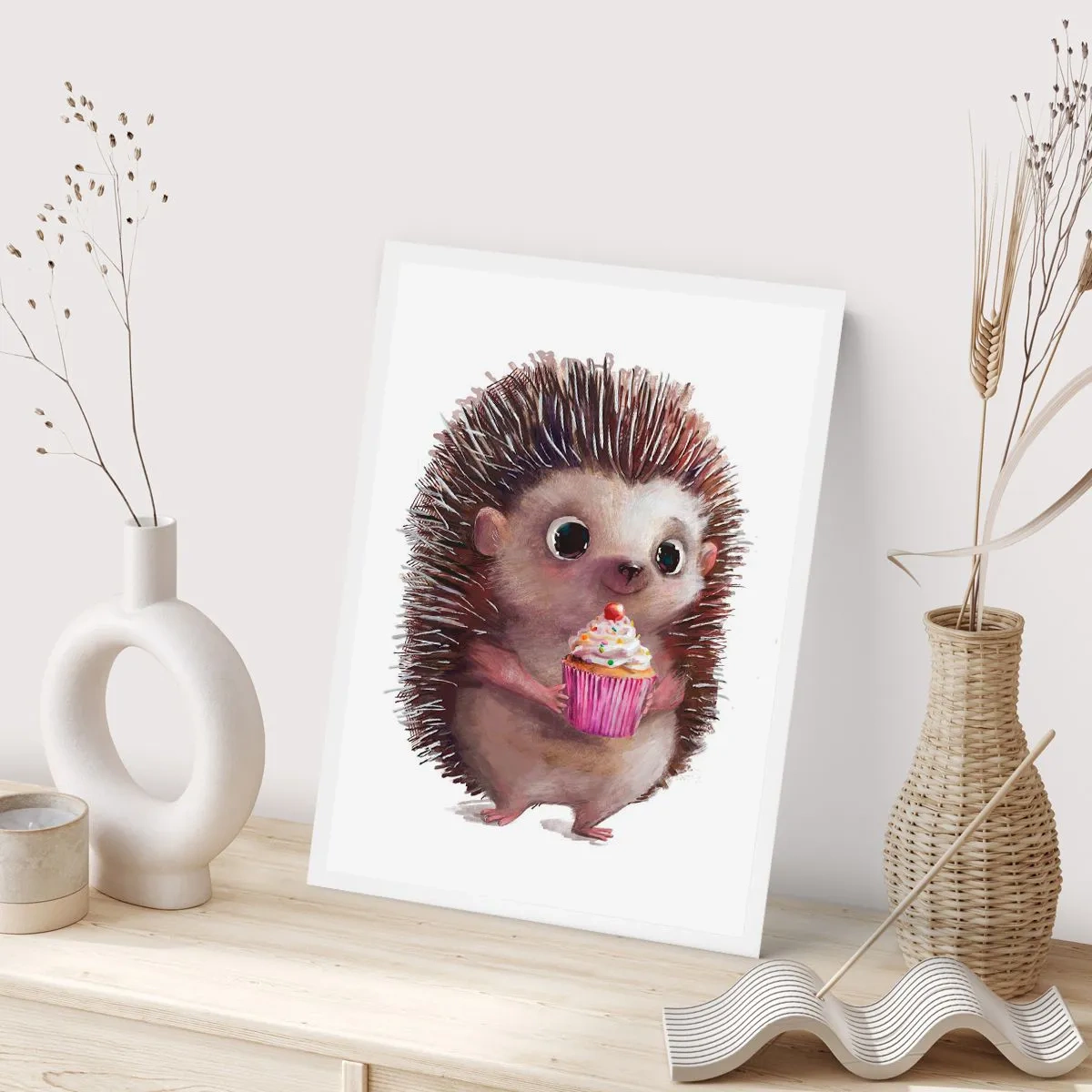 Poster - Ein süßer Igel hält einen bunten Cupcake - 50x70cm - Der Feiertag ist jeden Tag - Moderne Wanddekoration für Wohnzimmer und Schlafzimmer ARTTOR