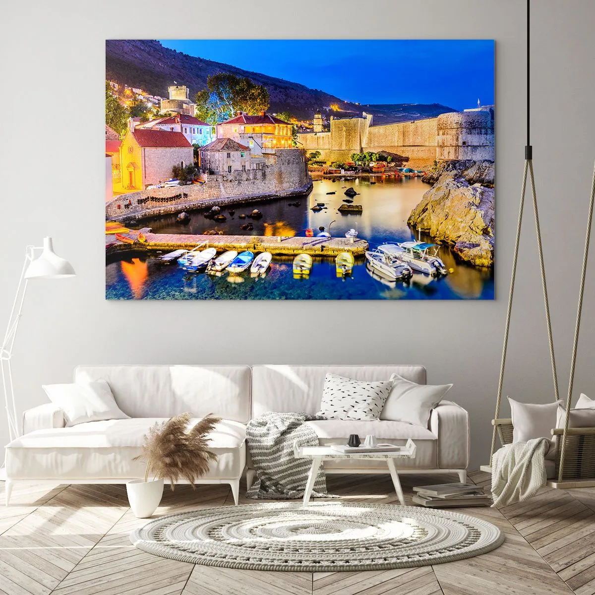 Glasbild - Bild auf glas - Abendpanorama von Dubrovnik mit Booten und Stadtmauern - 120x80cm - Beleuchtete Nacht an der Adria - Moderne Wanddekoration für Wohnzimmer und Schlafzimmer ARTTOR