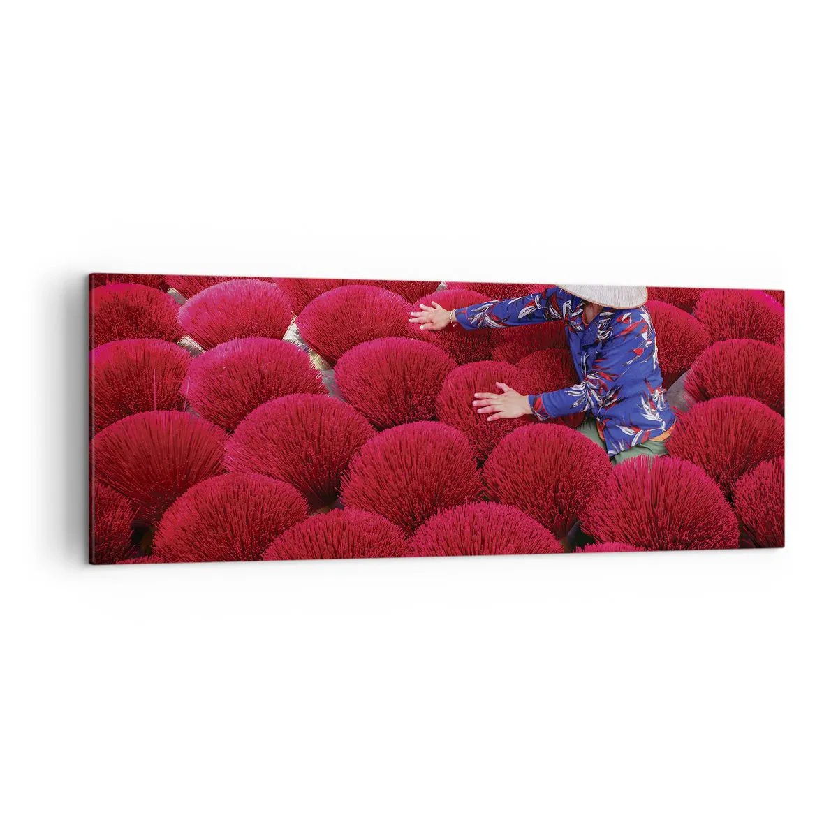 Bild auf Leinwand - Leinwandbild - Eine Frau mit traditionellem Hut zwischen roten Räucherstäbchen - 140x50cm - Im Reisfeld - Moderne Wanddekoration für Wohnzimmer und Schlafzimmer ARTTOR