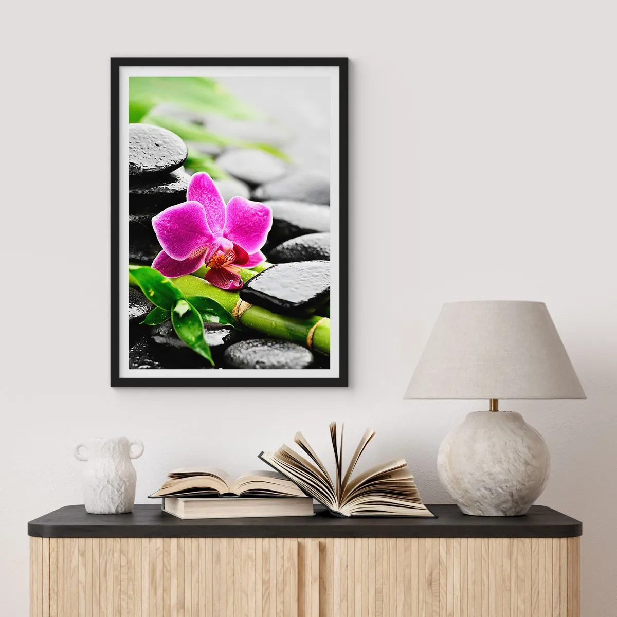 Poster in einem schwarzem Rahmen - Lila Orchidee auf nassen Steinen und grünen Blättern - 50x70cm - In ruhiger Balance - Moderne Wanddekoration für Wohnzimmer und Schlafzimmer ARTTOR