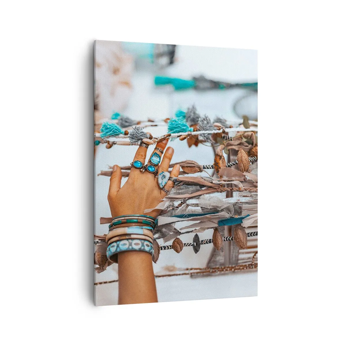 Bild auf Leinwand - Leinwandbild - Eine mit Boho-Schmuck geschmückte Hand mit Dekorationen im Hintergrund - 70x100cm - Lokale Schätze - Moderne Wanddekoration für Wohnzimmer und Schlafzimmer ARTTOR
