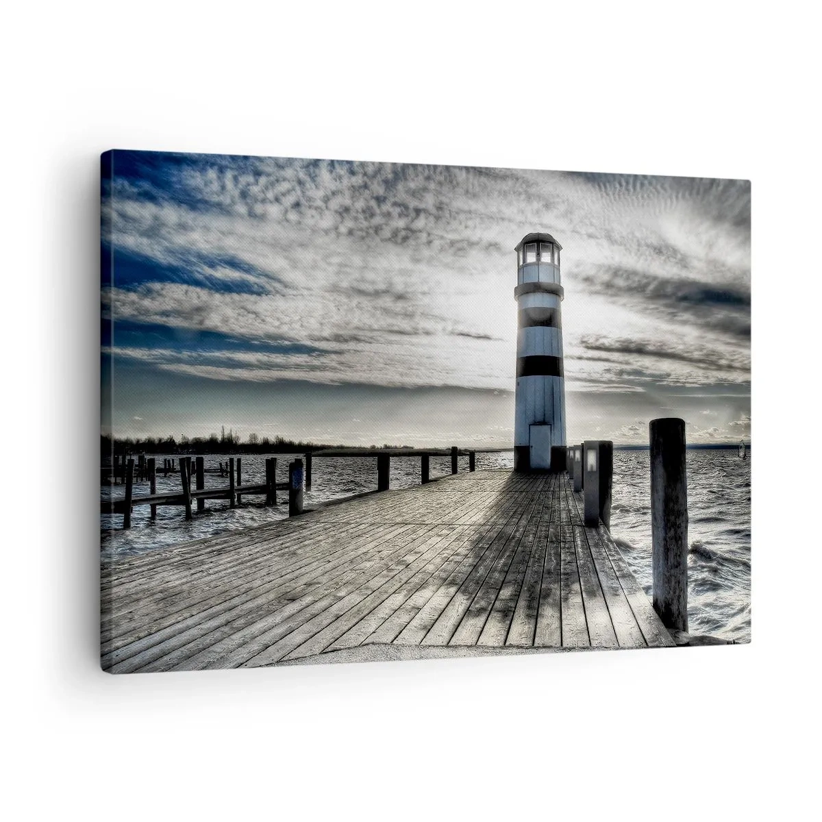 Bild auf Leinwand - Leinwandbild - Leuchtturm auf einem Holzsteg mit Blick auf das Meer. - 70x50cm - Matrosen, ich warte auf euch - Moderne Wanddekoration für Wohnzimmer und Schlafzimmer ARTTOR