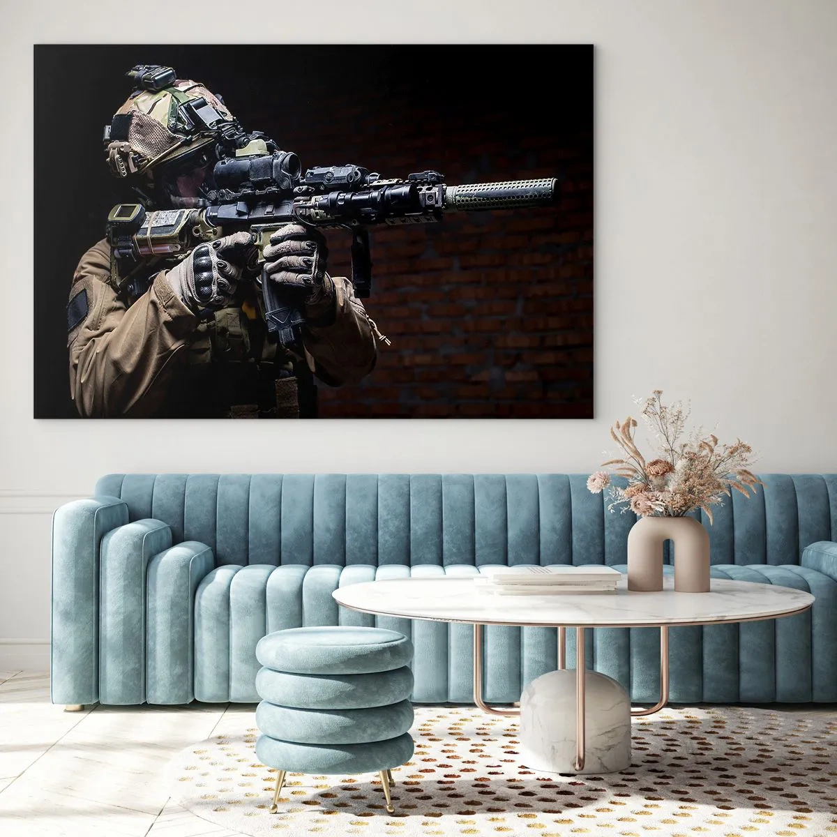 Glasbild - Bild auf glas - Ein Soldat in voller Montur mit einem Gewehr vor einer Ziegelmauer - 100x70cm - Tödlich wirksam - Moderne Wanddekoration für Wohnzimmer und Schlafzimmer ARTTOR