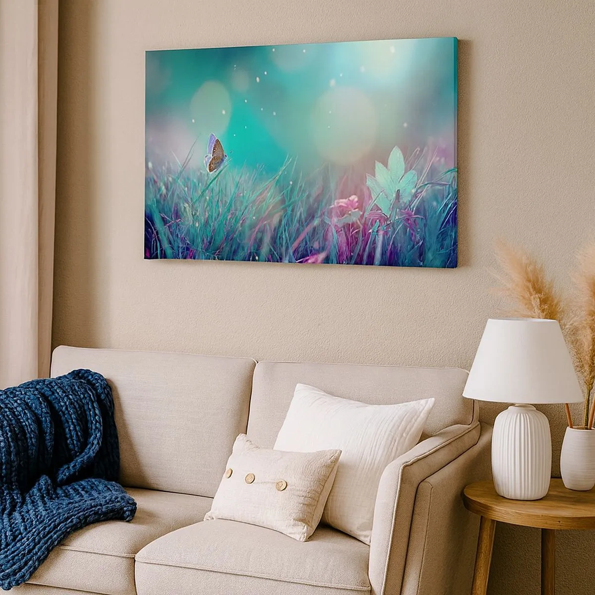 Bild auf Leinwand - Leinwandbild - Ein Schmetterling auf dem Gras im Licht verschwommener Reflexionen - 70x50cm - Das geheime Leben der Wiese - Moderne Wanddekoration für Wohnzimmer und Schlafzimmer ARTTOR