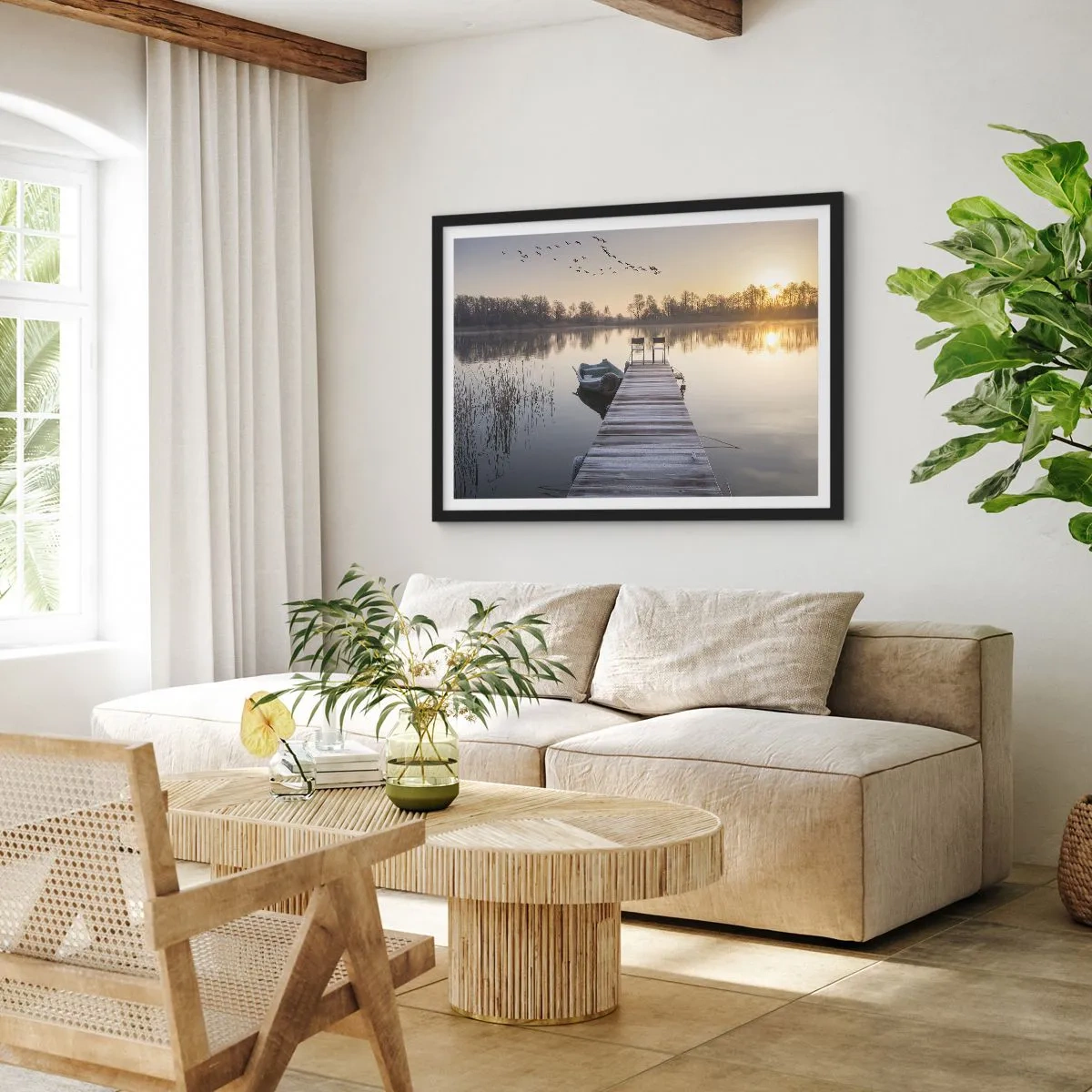 Poster in einem schwarzem Rahmen - Ein Pier am Seeufer am Morgen mit einem Boot und Stühlen - 70x50cm - Ich komme nach einiger Zeit zurück - Moderne Wanddekoration für Wohnzimmer und Schlafzimmer ARTTOR