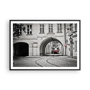 Poster in einem schwarzem Rahmen - Eine schwarz-weiße Straßenbahn in einer historischen Stadtstraße - 100x70cm - Durch das Stadtlabyrinth - Moderne Wanddekoration für Wohnzimmer und Schlafzimmer ARTTOR