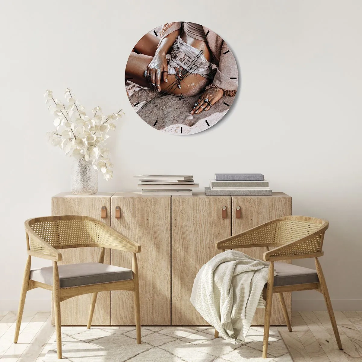 Wanduhr - Glasuhr - Boho-feminines Styling mit Schmuck und Sand auf der Haut - 30x30cm - Von den Wellen geworfen? - Moderne Wanddekoration für Wohnzimmer, Küche und Schlafzimmer ARTTOR