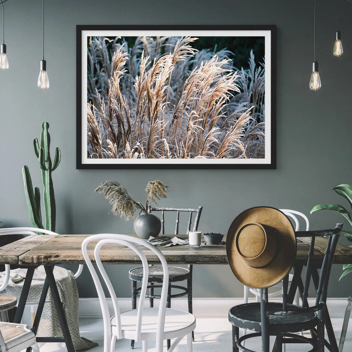 Poster in einem schwarzem Rahmen - Winterliche Grashalme mit Frost bedeckt vor einem dunkelgrünen Hintergrund - 70x50cm - Gekleidet mit Frost - Moderne Wanddekoration für Wohnzimmer und Schlafzimmer ARTTOR
