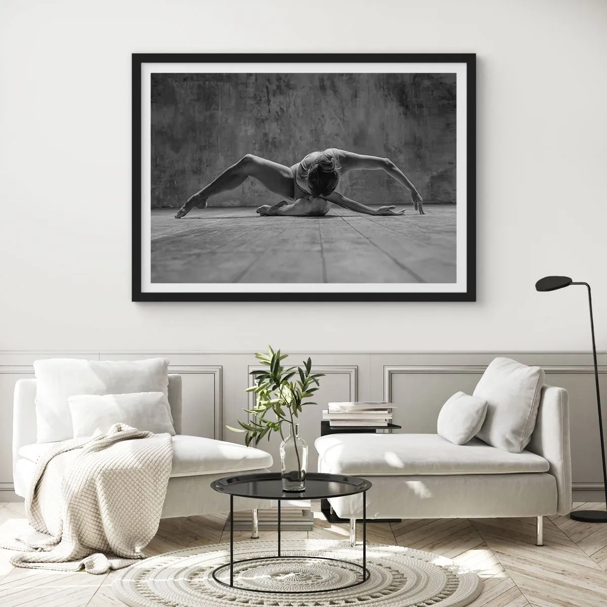 Poster in einem schwarzem Rahmen - Eine Tänzerin in künstlerischer Pose - 70x50cm - Symmetrie gefunden - Moderne Wanddekoration für Wohnzimmer und Schlafzimmer ARTTOR