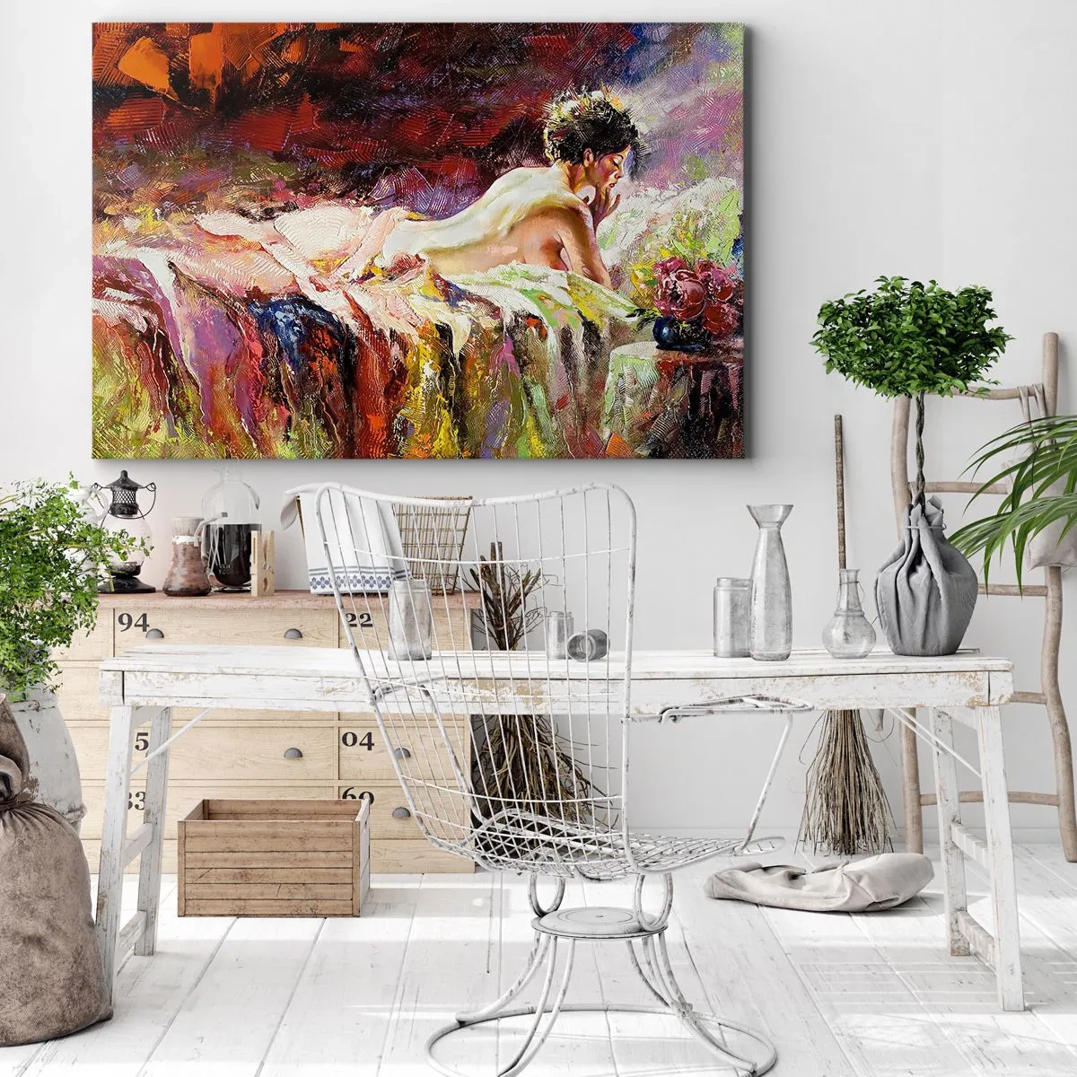 Bild auf Leinwand - Leinwandbild - Eine Frau liegt auf einem Bett vor einem Hintergrund aus abstrakten Farben. - 70x50cm - Venus in Gedanken - Moderne Wanddekoration für Wohnzimmer und Schlafzimmer ARTTOR