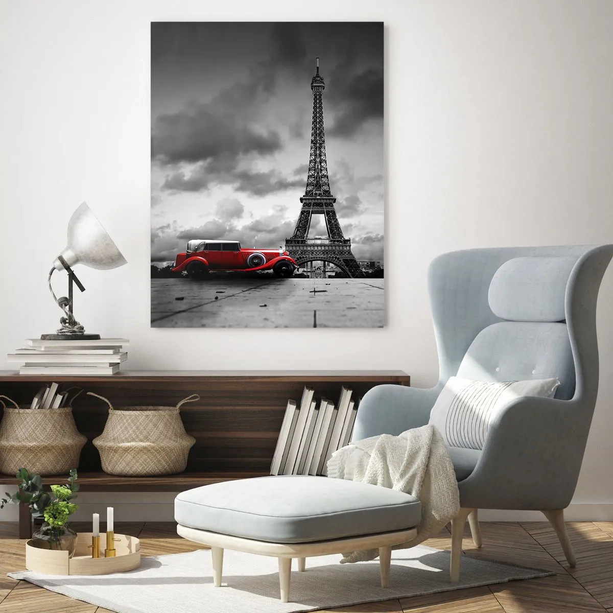Glasbild - Bild auf glas - Ein rotes Retro-Auto mit dem Eiffelturm im Hintergrund in einer schwarz-weißen Umgebung. - 50x70cm - Vor nicht allzu langer Zeit in Paris - Moderne Wanddekoration für Wohnzimmer und Schlafzimmer ARTTOR