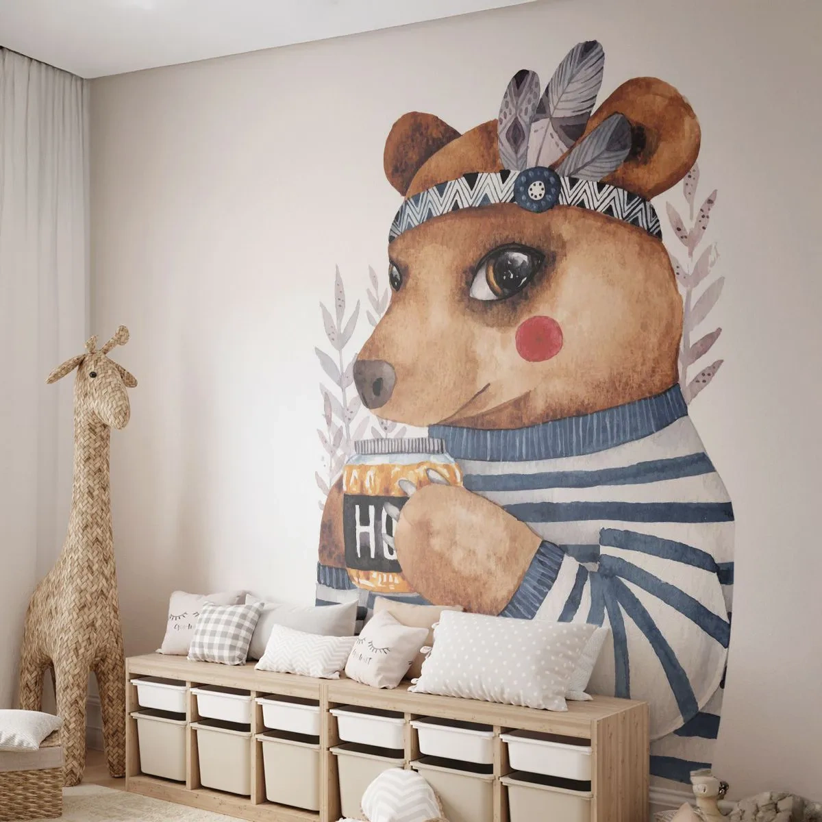 Fototapete Premium Sand - Ein süßer Teddybär in einem Matrosen-Sweatshirt hält ein Glas Honig - 100x70cm - Süße Bärin - Moderne Wanddekoration für Wohnzimmer und Schlafzimmer ARTTOR