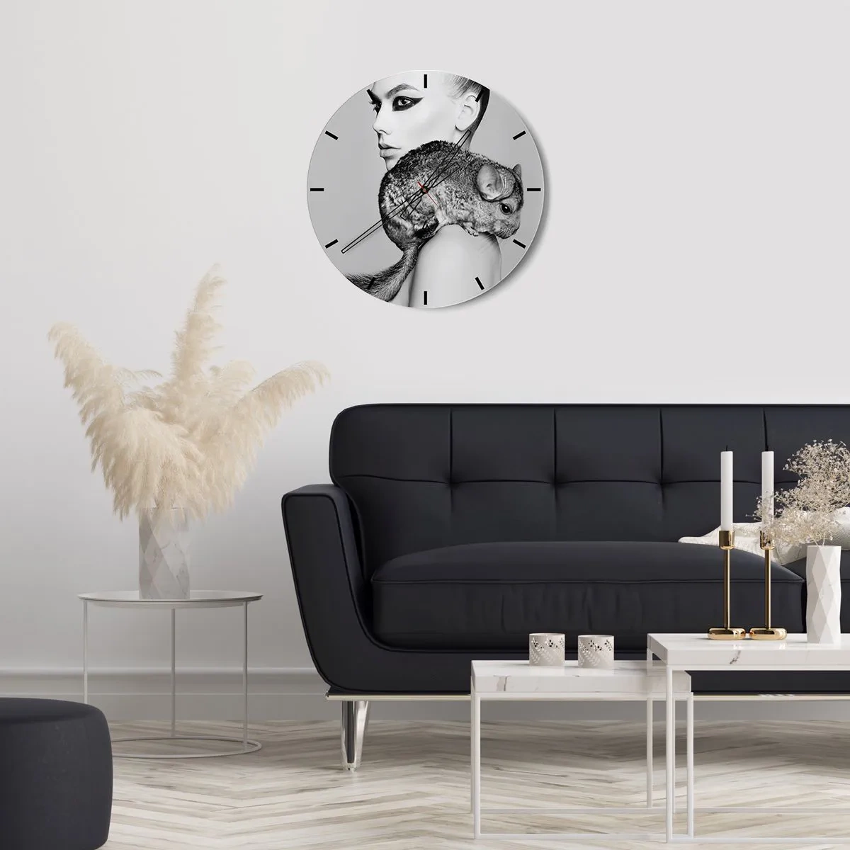 Wanduhr - Glasuhr - Porträt einer Frau mit einem Chinchilla in Schwarz-Weiß - 30x30cm - Dame mit einem Chinchilla - Moderne Wanddekoration für Wohnzimmer, Küche und Schlafzimmer ARTTOR