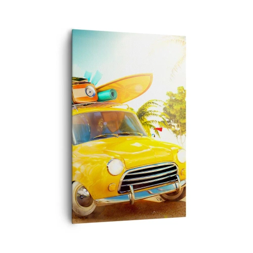 Bild auf Leinwand - Leinwandbild - Ein gelbes Auto mit Gepäck vor einer tropischen Landschaft - 80x120cm - Eine Reise für mehr als ein Lächeln - Moderne Wanddekoration für Wohnzimmer und Schlafzimmer ARTTOR
