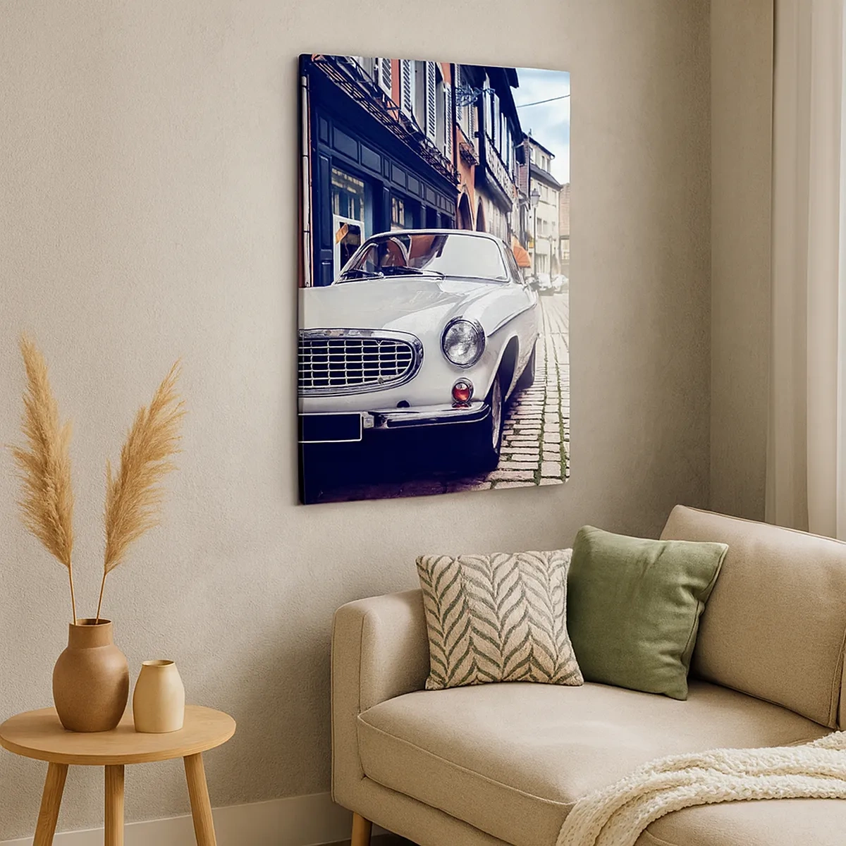 Bild auf Leinwand - Leinwandbild - Ein klassisches weißes Auto auf einer gepflasterten Stadtstraße - 50x70cm - Die Vergangenheit ist heute - Moderne Wanddekoration für Wohnzimmer und Schlafzimmer ARTTOR