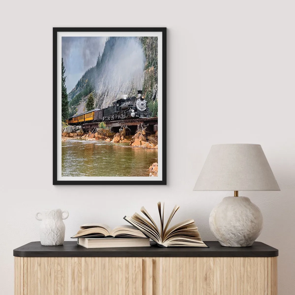 Poster in einem schwarzem Rahmen - Eine Dampflokomotive auf einer Brücke, umgeben von Bergen und einem Fluss in einer malerischen Landschaft. - 50x70cm - Wo willst du hin? Wohin? - Moderne Wanddekoration für Wohnzimmer und Schlafzimmer ARTTOR