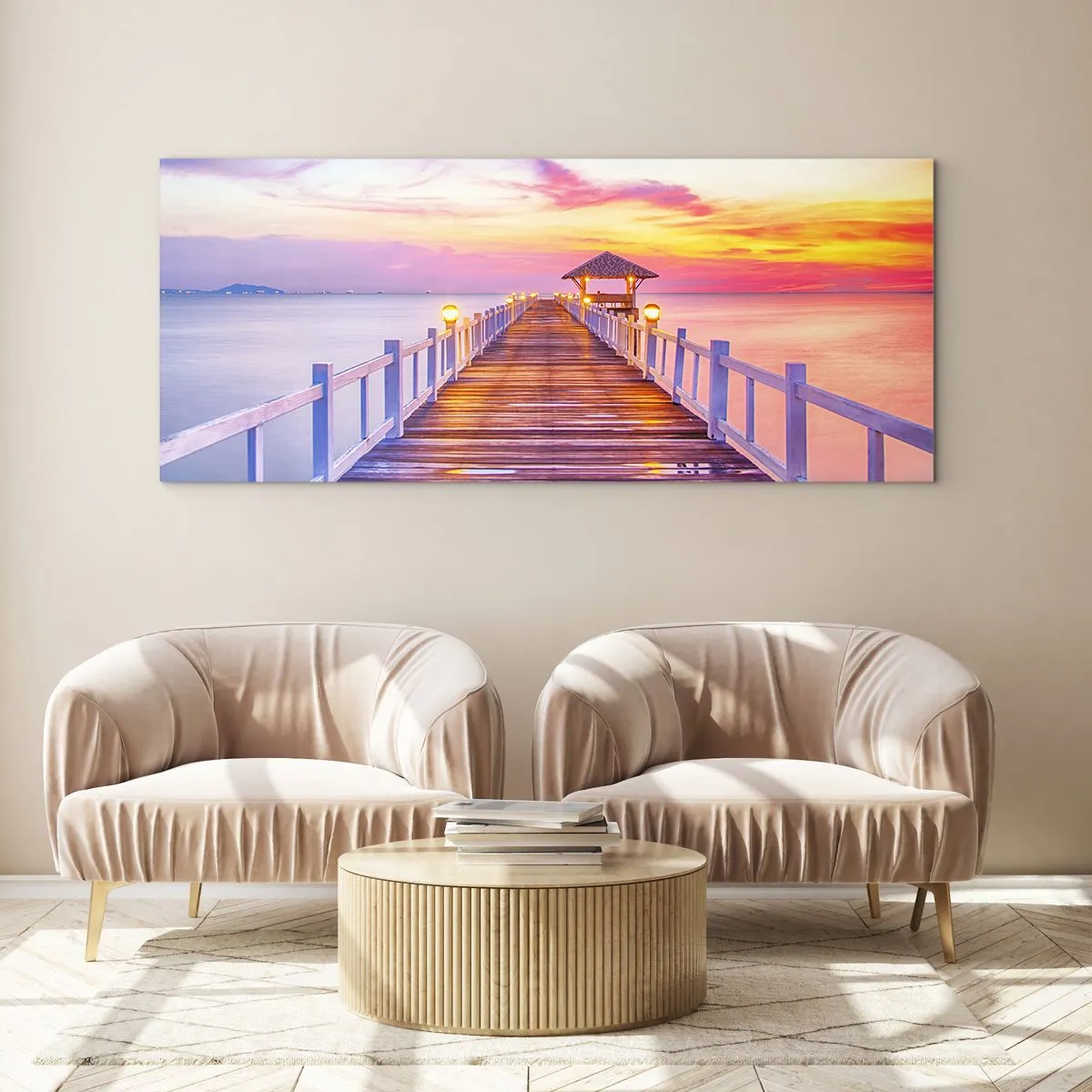 Glasbild - Bild auf glas - Ein Pier über dem Wasser bei Sonnenuntergang in Pastellfarben - 140x50cm - Die lila-goldene Stille des Abends - Moderne Wanddekoration für Wohnzimmer und Schlafzimmer ARTTOR