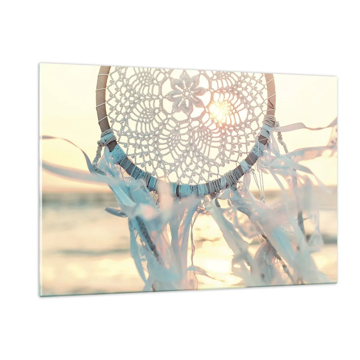 Glasbild - Bild auf glas - Ein Spitzentotem mit zarten Fransen vor dem Hintergrund der untergehenden Sonne über dem Meer. - 120x80cm - Totem aus Spitze - Moderne Wanddekoration für Wohnzimmer und Schlafzimmer ARTTOR