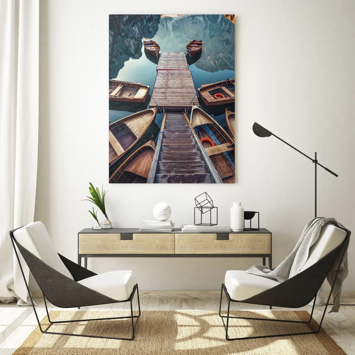 Glasbild - Bild auf glas - Blick auf Holzboote, die an einem Steg in den Bergen vertäut sind - 50x70cm - Ich warte am Yachthafen - Moderne Wanddekoration für Wohnzimmer und Schlafzimmer ARTTOR