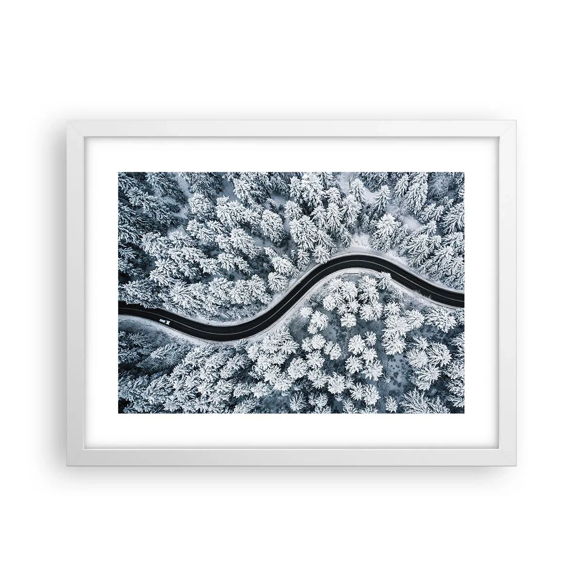Poster in einem weißen Rahmen - Durch den Winterwald - 40x30 cm