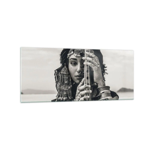 Glasbild - Bild auf glas - Porträt einer Frau mit ethnischem Schmuck, die ein Instrument in der Hand hält - 120x50cm - Die Musik des Orients selbst - Moderne Wanddekoration für Wohnzimmer und Schlafzimmer ARTTOR
