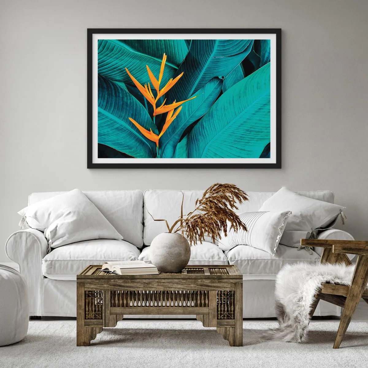Poster in einem schwarzem Rahmen - Eine exotische Blume vor einem Hintergrund aus Bananenblättern in Türkistönen. - 70x50cm - Eden-Blume - Moderne Wanddekoration für Wohnzimmer und Schlafzimmer ARTTOR