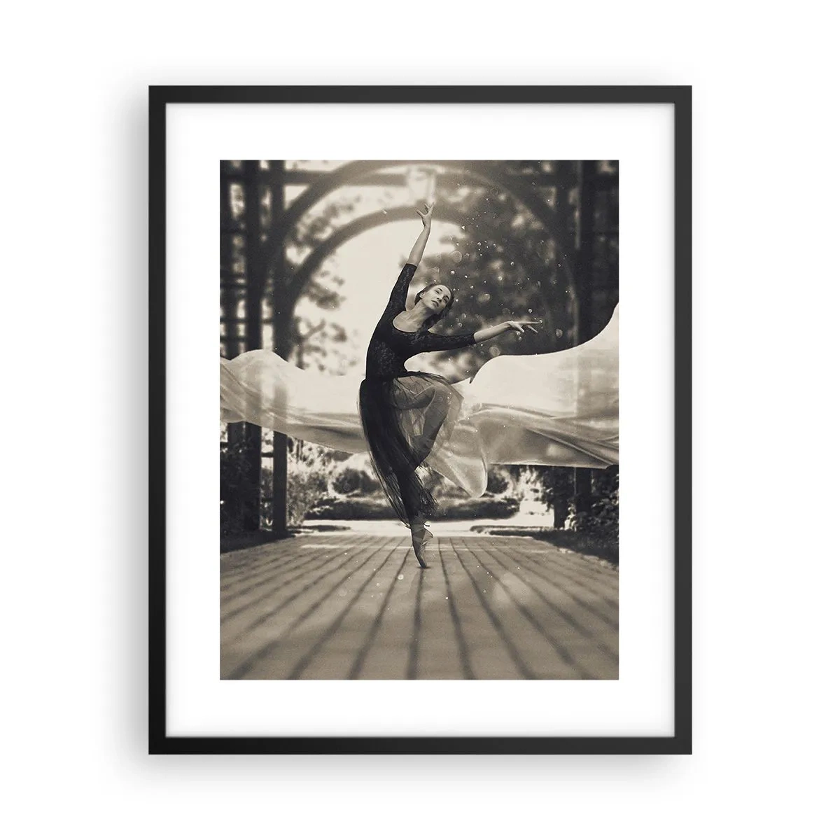 Poster in einem schwarzem Rahmen - Der Tanz des Gartengeistes - 40x50 cm