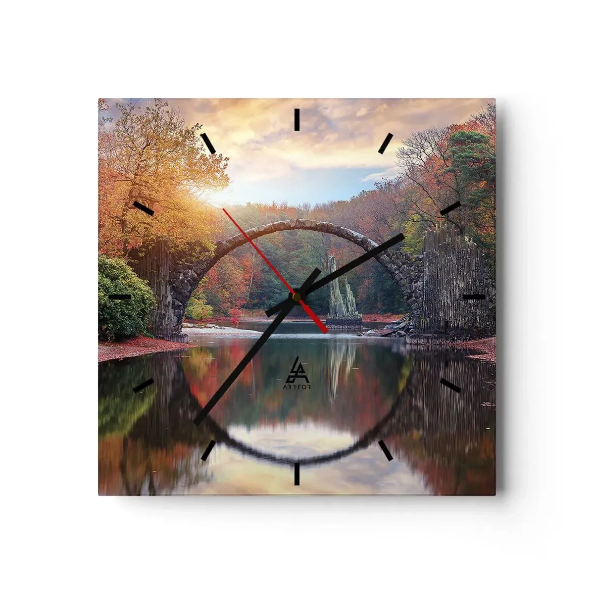 Wanduhr - Glasuhr - Eine Steinbrücke in einer Herbstlandschaft über ruhigem Wasser - 30x30cm - Auf der anderen Seite des Spiegels - Moderne Wanddekoration für Wohnzimmer und Schlafzimmer ARTTOR