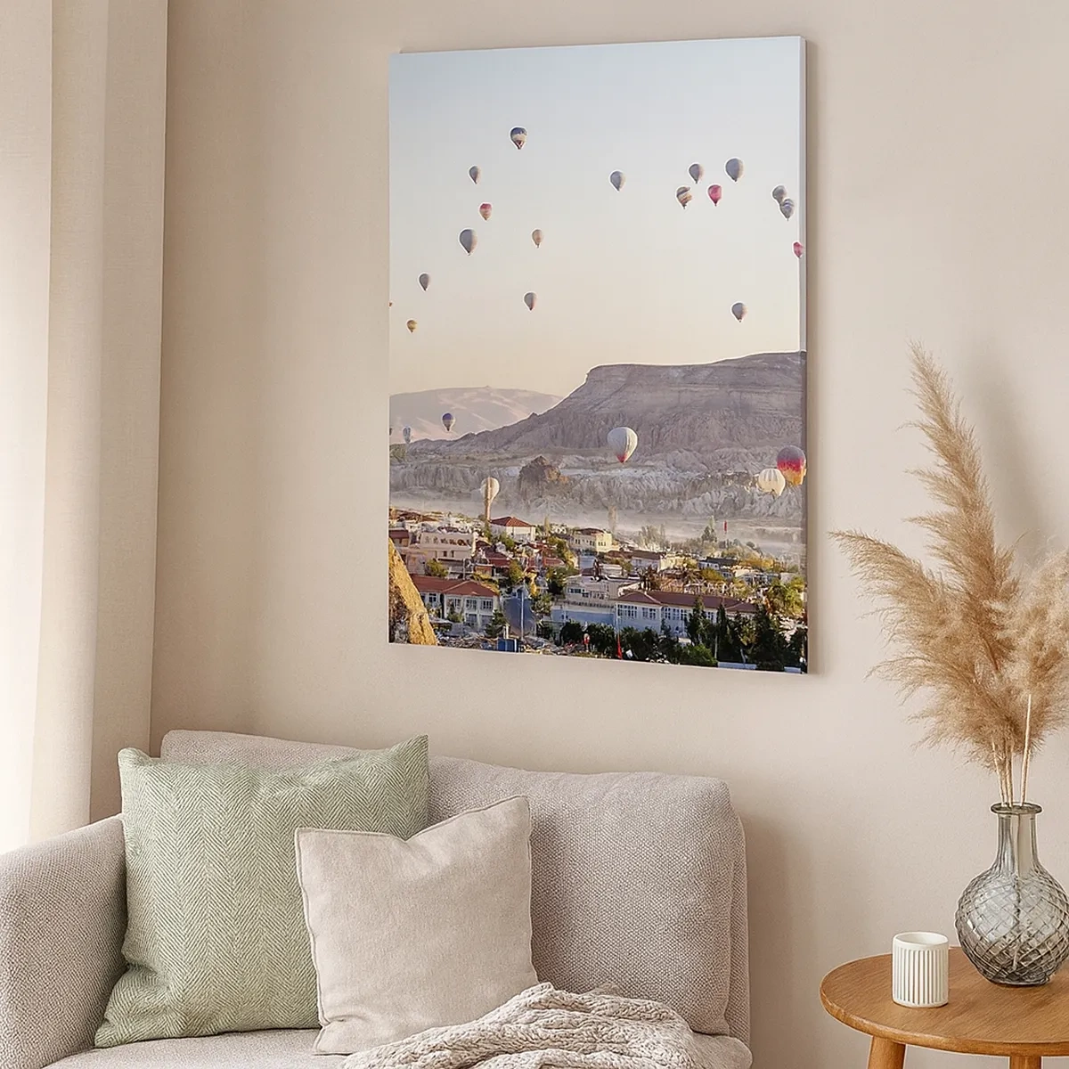Bild auf Leinwand - Leinwandbild - Kappadokien mit Ballons vor der Kulisse malerischer Hügel - 50x70cm - Wie Schiffe am Himmel - Moderne Wanddekoration für Wohnzimmer und Schlafzimmer ARTTOR