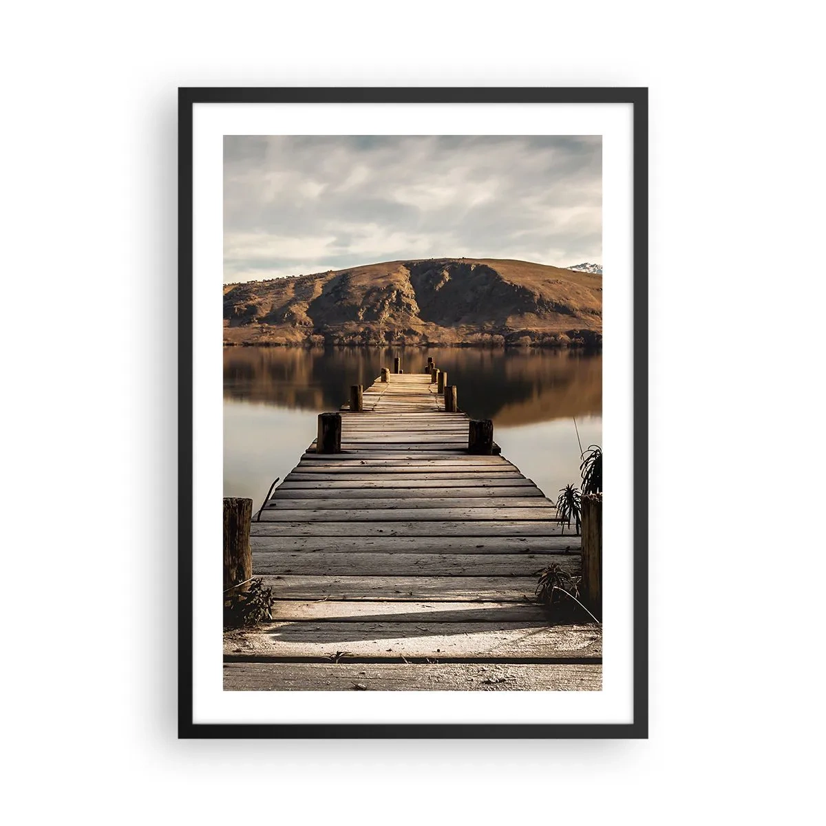 Poster in einem schwarzem Rahmen - Ein Holzsteg führt zu einem ruhigen See mit Bergkulisse - 50x70cm - Landschaft in Stille - Moderne Wanddekoration für Wohnzimmer und Schlafzimmer ARTTOR