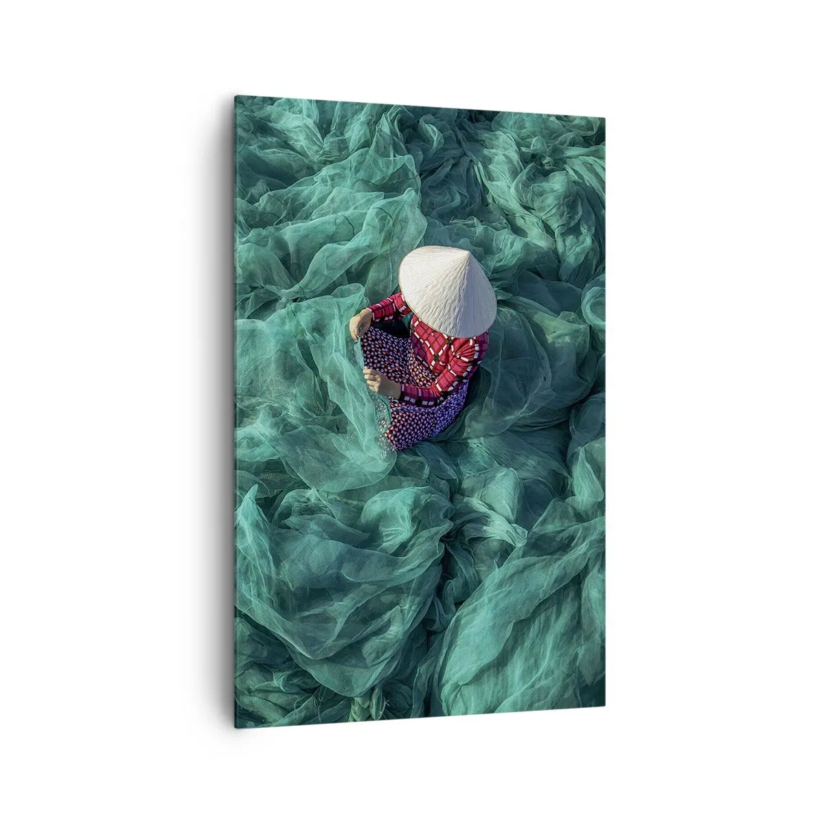Bild auf Leinwand - Leinwandbild - Eine Person mit Hut zwischen grünen Fischernetzen - 80x120cm - In einem Meer aus Netzen - Moderne Wanddekoration für Wohnzimmer und Schlafzimmer ARTTOR