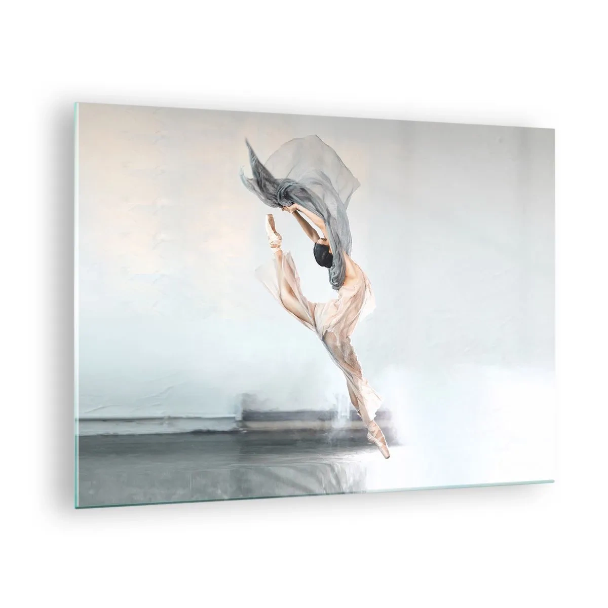Glasbild - Bild auf glas - Eine Ballerina vollführt einen dynamischen Sprung im sanften Licht. - 70x50cm - Im Tanzrausch - Moderne Wanddekoration für Wohnzimmer und Schlafzimmer ARTTOR