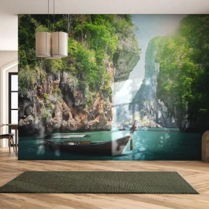 Fototapete Premium Sand - Ein traditionelles Boot auf azurblauem Wasser, umgeben von tropischen Felsen - 100x70cm - Eine Einladung zu einer exotischen Reise - Moderne Wanddekoration für Wohnzimmer und Schlafzimmer ARTTOR
