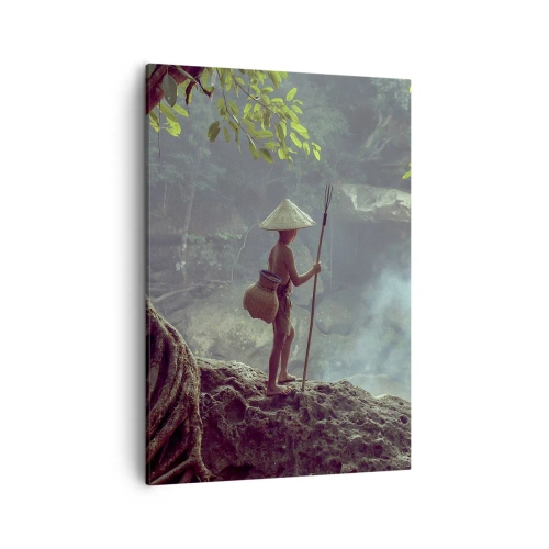 Bild auf Leinwand - Leinwandbild - Eine Figur mit einem Speer an einem Wasserfall in einem tropischen Wald - 50x70cm - Befreundet mit der Natur - Moderne Wanddekoration für Wohnzimmer und Schlafzimmer ARTTOR