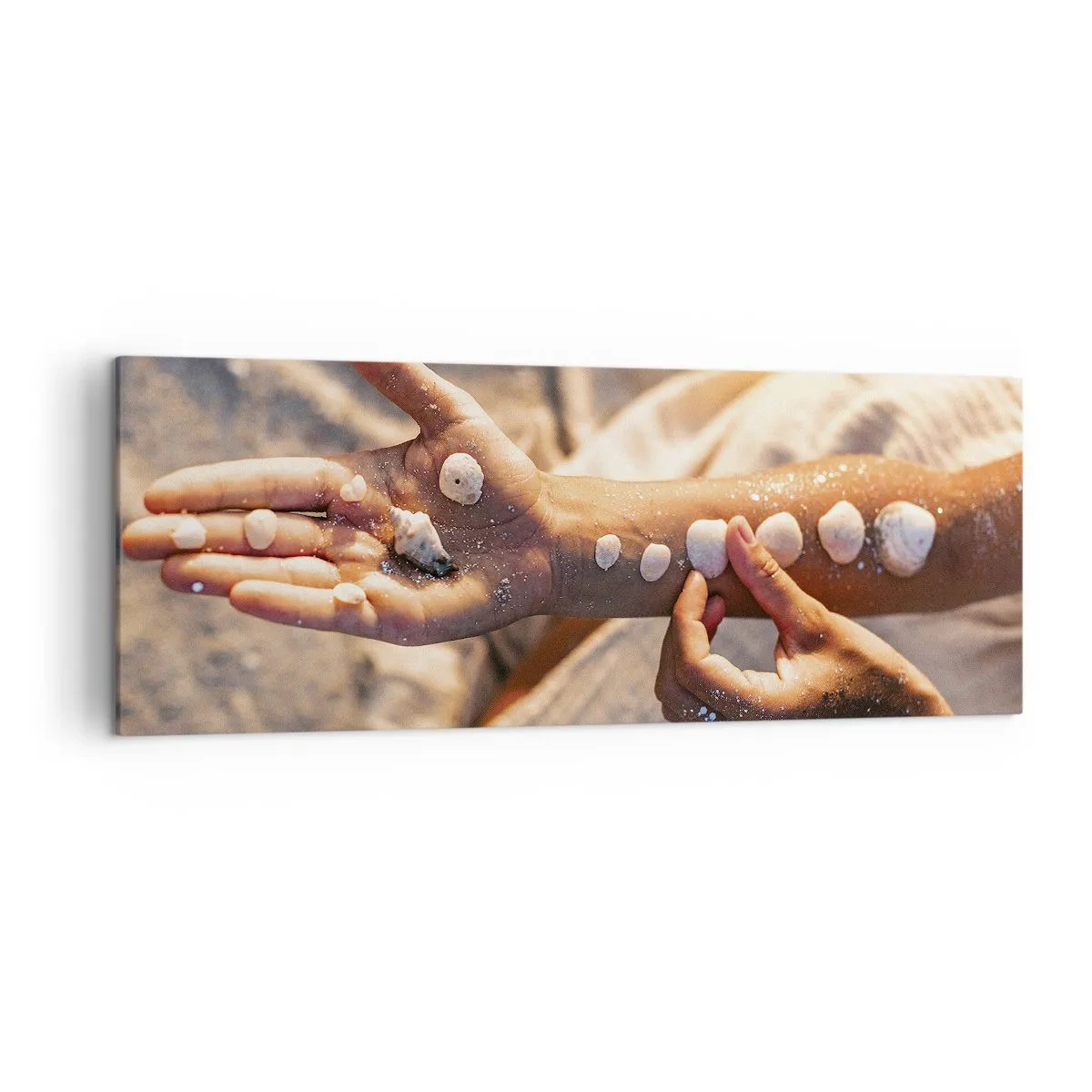 Bild auf Leinwand - Leinwandbild - Hände mit Muscheln auf dem Sandhintergrund angeordnet - 140x50cm - Schönheit an Ihren Fingerspitzen - Moderne Wanddekoration für Wohnzimmer und Schlafzimmer ARTTOR