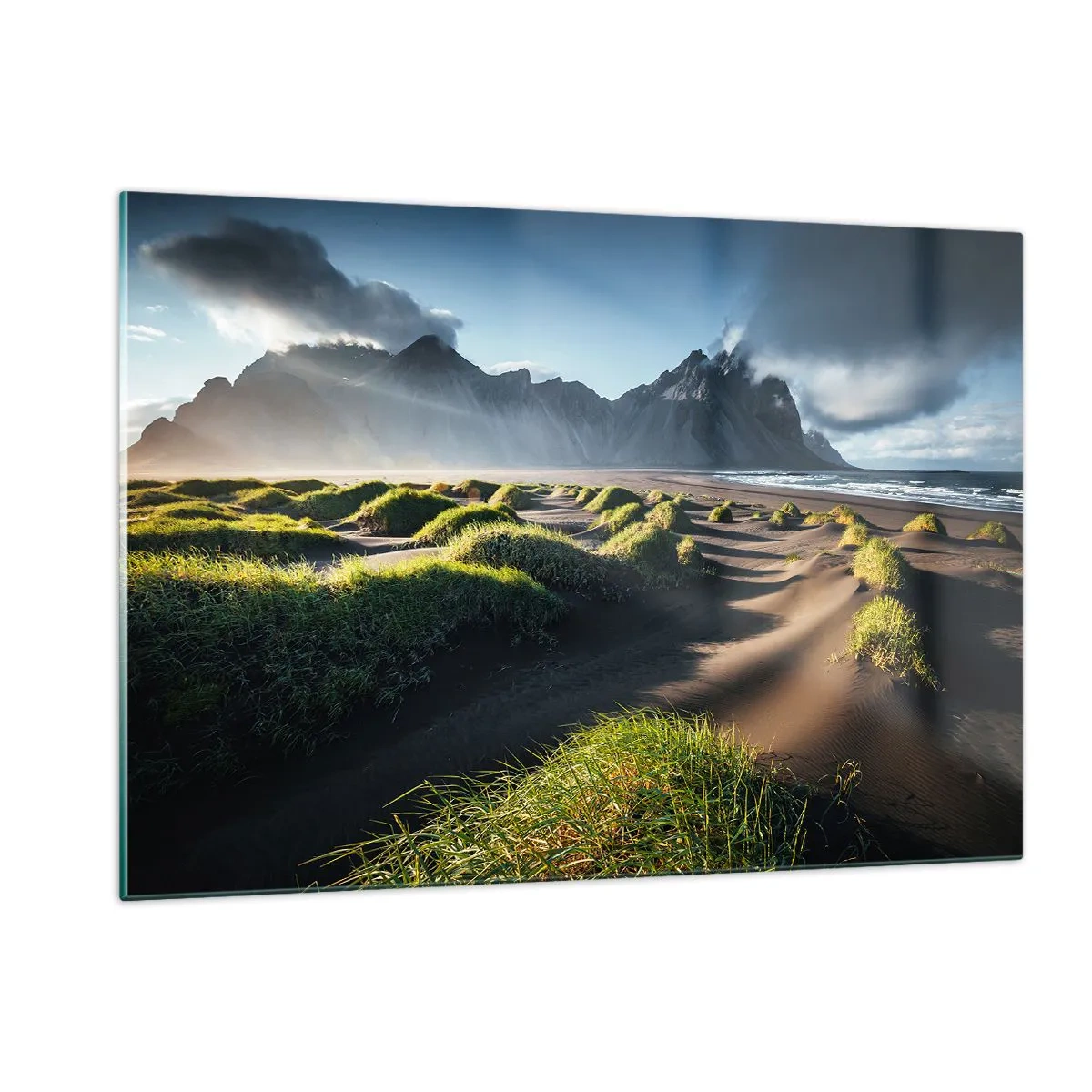 Glasbild - Bild auf glas - Isländische Landschaft mit schwarzem Strand und Bergen - 120x80cm - Harmonie der Elemente - Moderne Wanddekoration für Wohnzimmer und Schlafzimmer ARTTOR