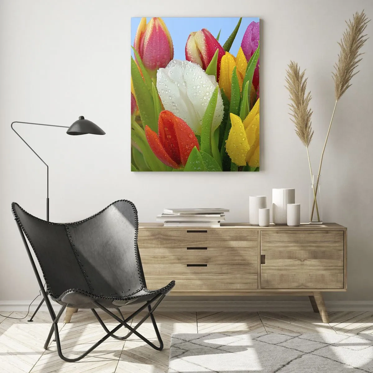 Glasbild - Bild auf glas - Bunte Tulpen mit Tautropfen bedeckt vor blauem Hintergrund - 50x70cm - Ein blumiger Regenbogen in Tautropfen - Moderne Wanddekoration für Wohnzimmer und Schlafzimmer ARTTOR
