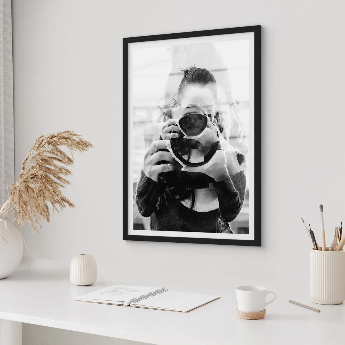 Poster in einem schwarzem Rahmen - Doppelbelichtung von Fotograf und Kamera in Schwarzweiß - 50x70cm - Schöpfer und Material - Moderne Wanddekoration für Wohnzimmer und Schlafzimmer ARTTOR